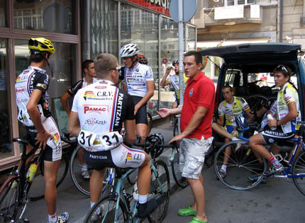 trener Partizana dusan banovic sa vozacima crno belih